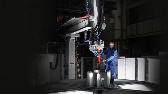 Industrial machine applying induction heating for hardening a slewing ring without a soft zone in a controlled workshop environment