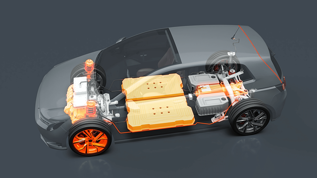 Aquecimento por indução para tratamento térmico de metal em painéis de carroçaria, chassis, sistemas de transmissão, componentes elétricos ou peças de motor de um veículo.