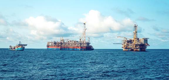 Offshore FPSO vessel and oil platform showing environments where ENRX induction heating supports welding, shrink-fitting, coating, and maintenance operations.