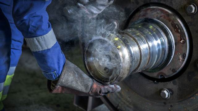 ENRX induction‑heated bearing ring being shrink‑fitted onto a shaft during maintenance