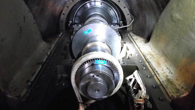 ENRX flexible induction cable heating a large industrial shaft for shrink‑fitting inside a confined housing