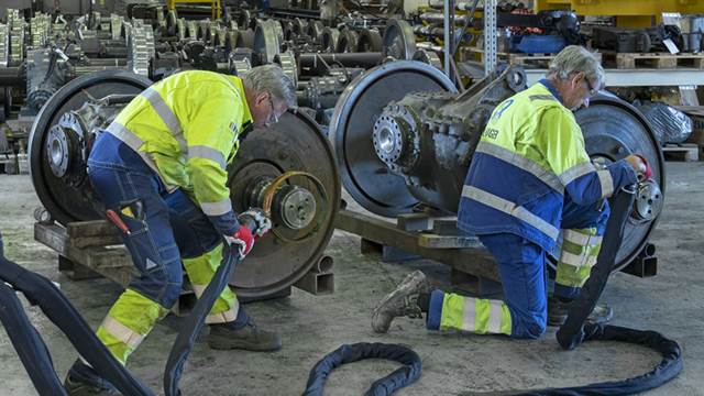 Induction heating Disassembling-and-shrink-fitting-bearing-and-lock-rings.