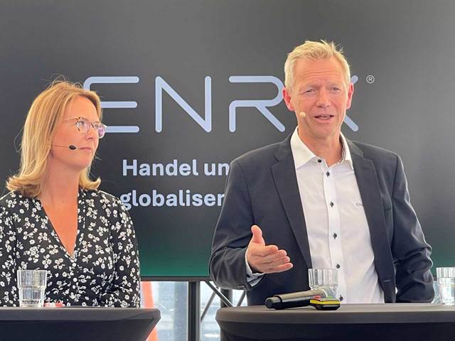 Hanna Opsahl-Ben Ammar is Executive Vice President at Yara, looking at ENRX CEO Bjørn Eldar Petersen making an argument at the debate.