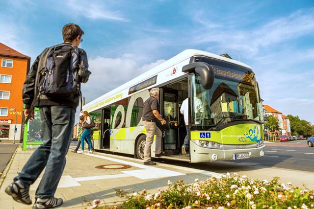 This presents a world premiere since it is the first time that 18-meter electric buses have replaced conventional buses. The new e-buses have invisible ENRX wireless charging systems.