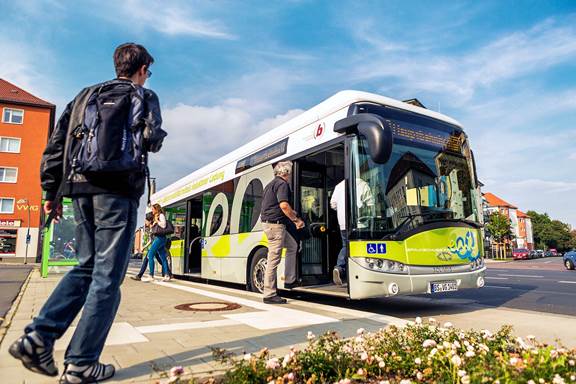 Electric bus in Braunschweig using ENRX Primove 200 kW inductive charging system for wireless power transfer at a city bus stop