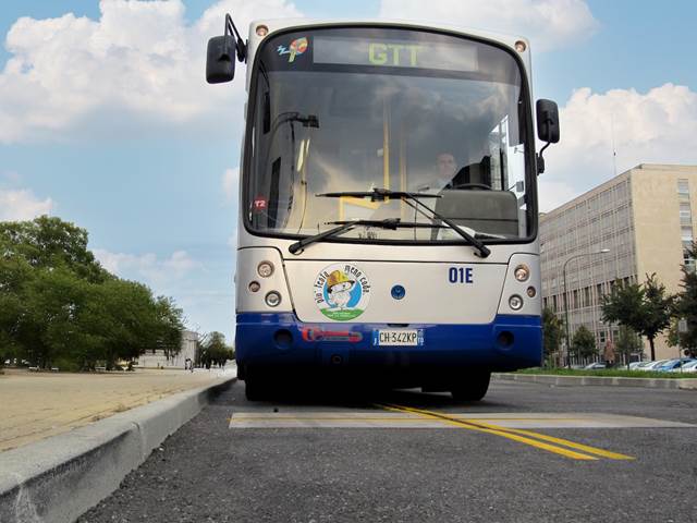Electric bus in Turin using ENRX wireless inductive charging pads, part of the city’s pioneering 2004 deployment supporting a fleet of 23 electric buses.
