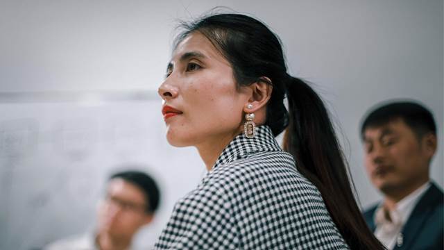 Professionnel en réunion écoutant attentivement, représentant les actualités et communiqués de presse d'ENRX sur la technologie de chauffage par induction