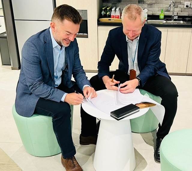 ENRX’s CEO, Bjorn Eldar Petersen,  and Roctool’s CEO, Mathieu Boulanger, sign their agreement on the 13th of September 2023 in Shanghai.