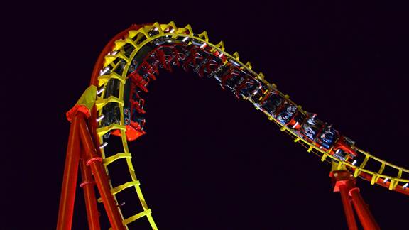 Contactless power supply for track systems in theme parks