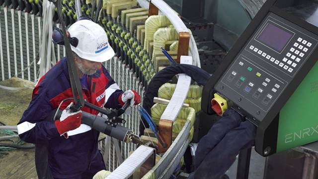ENRX Minac induction brazing of large generator windings by technician