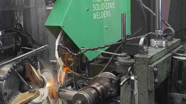 ENRX-Weldac welding a steel tube with induction