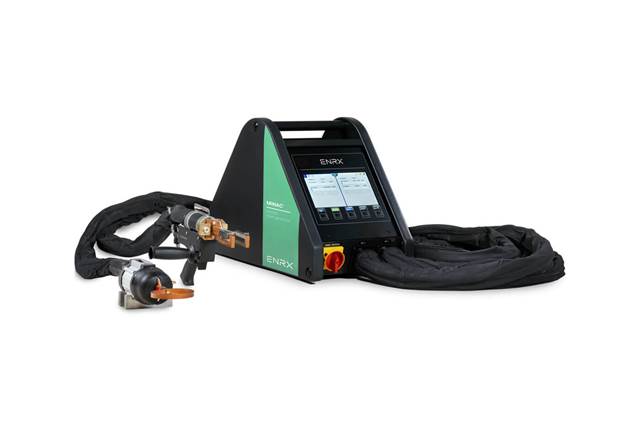 ENRX Minac® モバイル誘導加熱装置。タッチスクリーンコントロールパネル、フレキシブルケーブル、ハンドヘルドトランス、誘導コイルアクセサリーを備え、白背景に配置。
